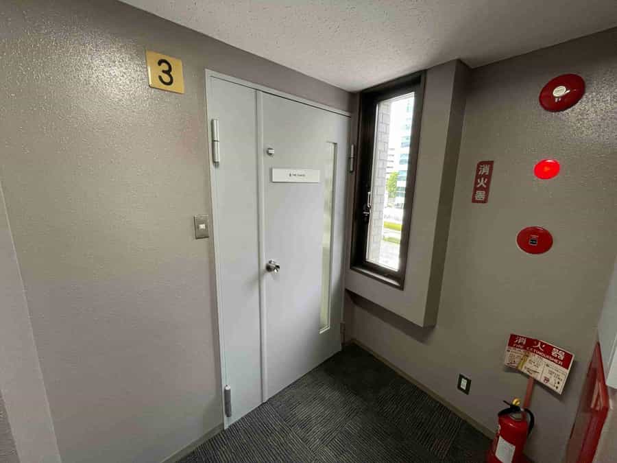 【エレベーターで3階に上がるとすぐ目の前に会議室入口があります】 - TIME SHARING 茅場町 岡本ビルの写真