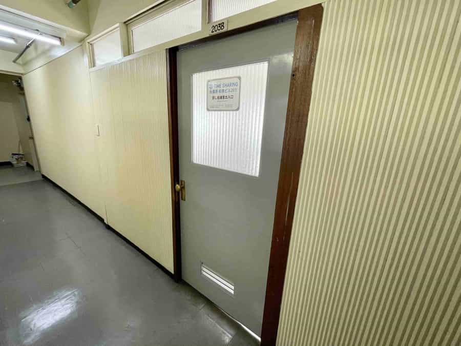 【廊下を進んですぐ右側に203号室があります】 - TIME SHARING 秋葉原 和泉ビル203の写真