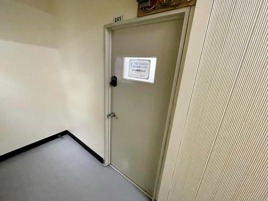 【廊下を突き当りまで進んで右側に205号室があります。ドアノブの上に付いている黒い電子錠を予約完了時にお伝えしている番号で開けてください】 - TIME SHARING 秋葉原 和泉ビル205の写真