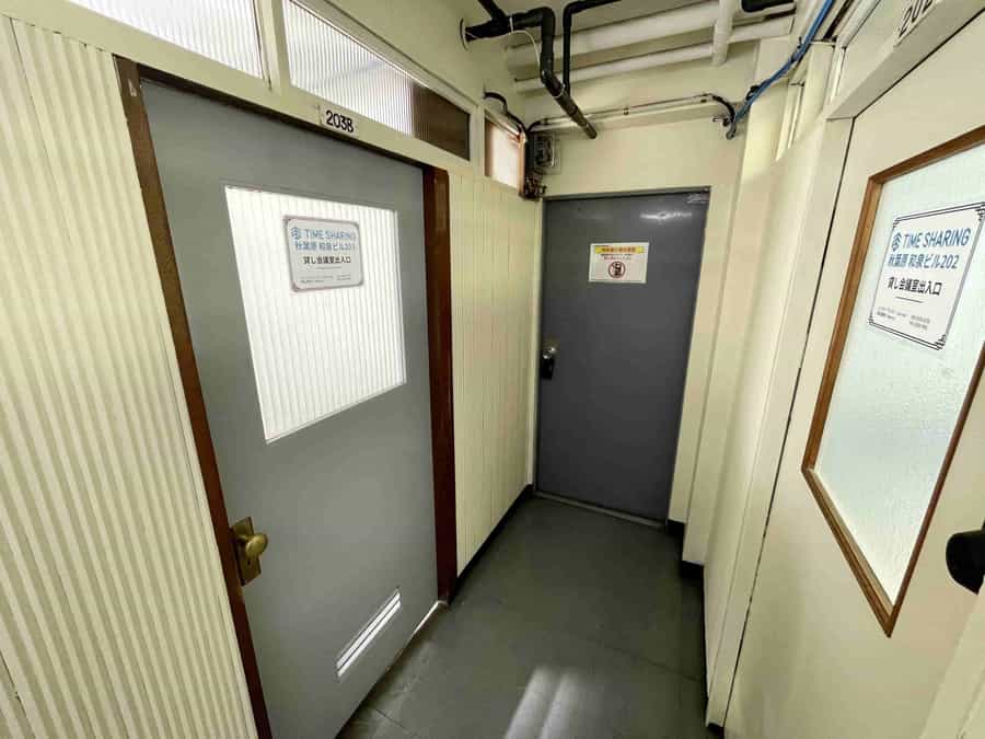 【共用扉の内側のドアノブに付いている黒いキーボックスを、予約完了時にお伝えしている番号で開けて、中から203号室の鍵をお取りください】 - TIME SHARING 秋葉原 和泉ビル203の写真