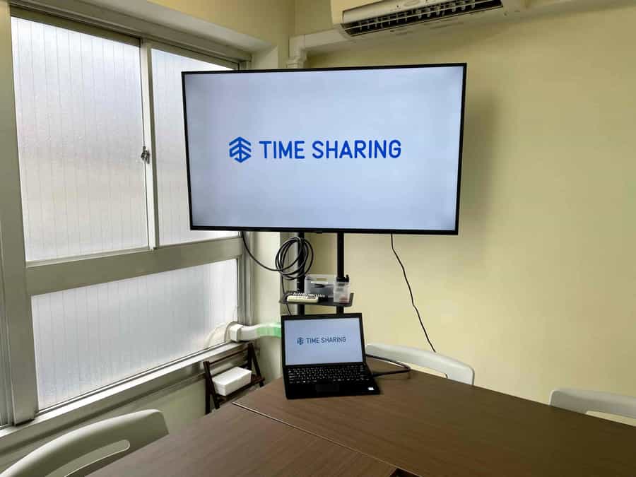 【モニターから出ているHDMIケーブルとお手持ちの機器を繋げるだけで簡単に映ります!】 - TIME SHARING 秋葉原 和泉ビル201の写真