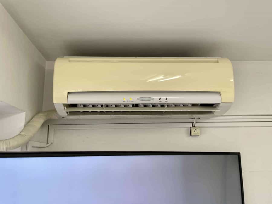 【室内に専用エアコンがあるので温度設定を自由に変更可能です。リモコンはモニター台にあります】 - TIME SHARING 秋葉原 和泉ビル201の写真