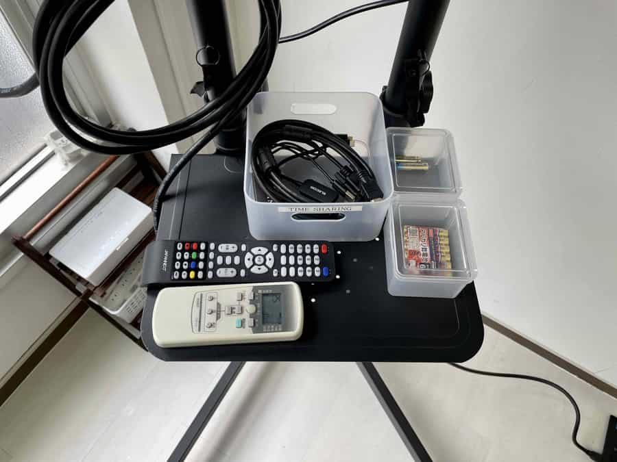 【変換機、モニターのリモコン、エアコンのリモコン、リモコン用予備電池はモニター台にございます】 - TIME SHARING 秋葉原 和泉ビル202の写真