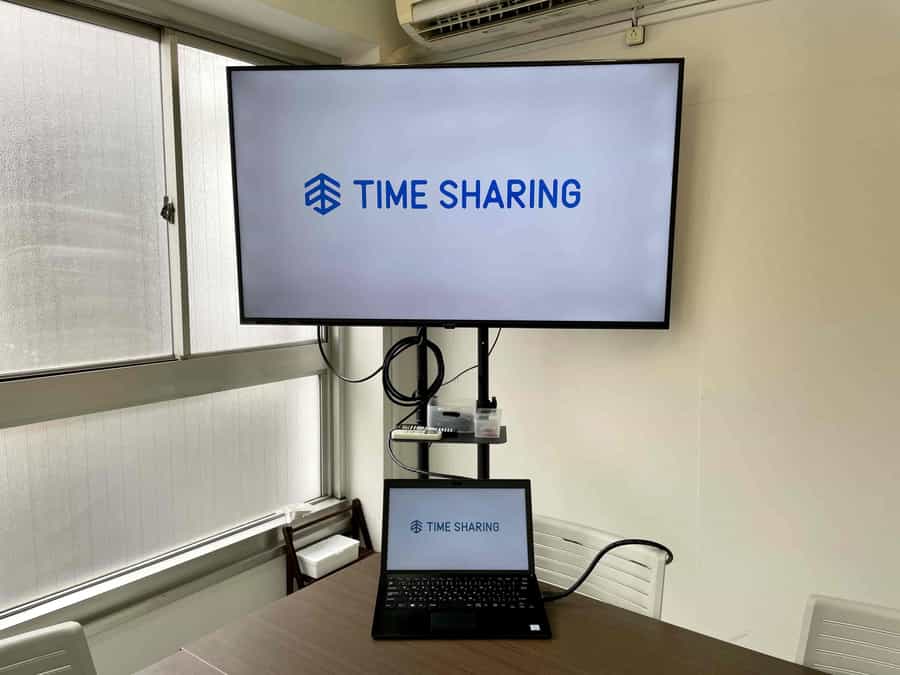 【モニターから出ているHDMIケーブルとお手持ちの機器を繋げるだけで簡単に映ります!】 - TIME SHARING 秋葉原 和泉ビル202の写真