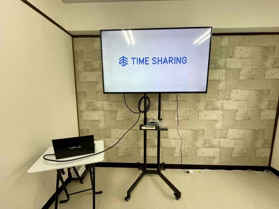 【モニターから出ているHDMIケーブルとお手持ちの機器を繋げるだけで簡単に映ります！】 - TIME SHARING 秋葉原 和泉ビル203の写真