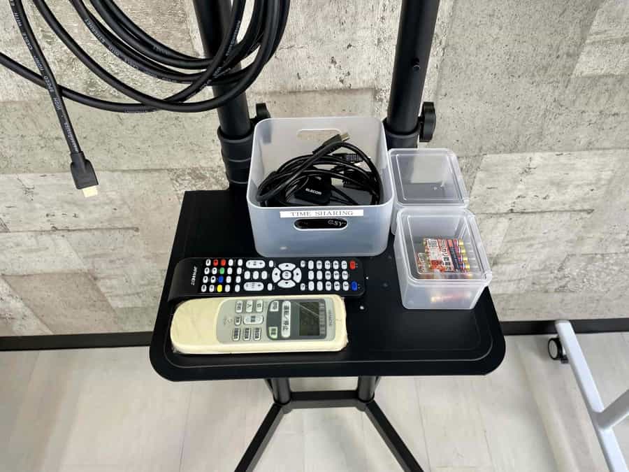 【変換機、モニターのリモコン、エアコンのリモコン、リモコン用予備電池はモニター台にございます】 - TIME SHARING 秋葉原 和泉ビル203の写真