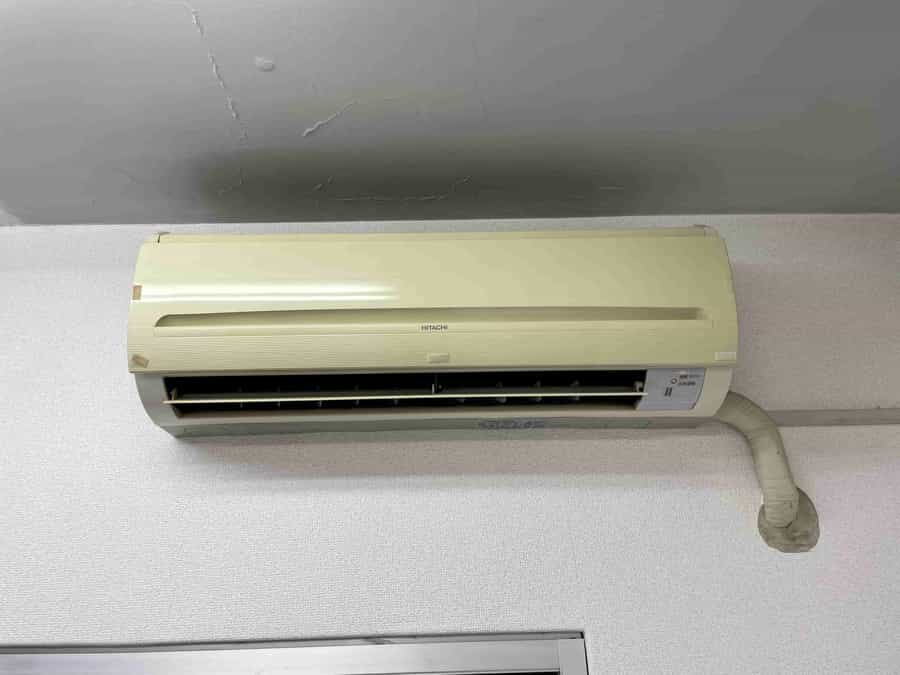 【室内に専用エアコンがあるので温度設定を自由に変更可能です。リモコンはモニター台にあります】 - TIME SHARING 秋葉原 和泉ビル203の写真