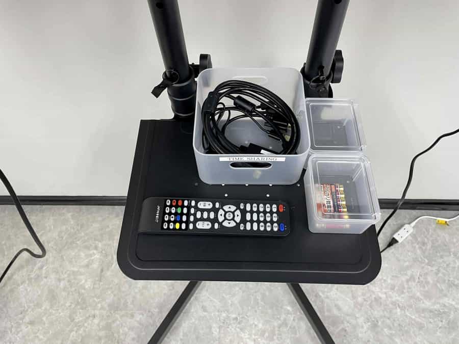 【変換機、モニターのリモコン、リモコン用予備電池はモニター台にございます】 - TIME SHARING 秋葉原 和泉ビル205の写真