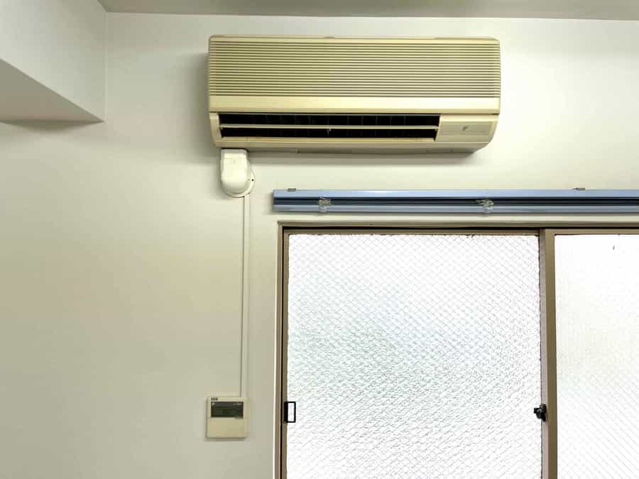 【室内に専用エアコンがあるので温度設定を自由に変更可能です。リモコンはエアコン下の壁にあります】 - TIME SHARING 秋葉原 和泉ビル205の写真
