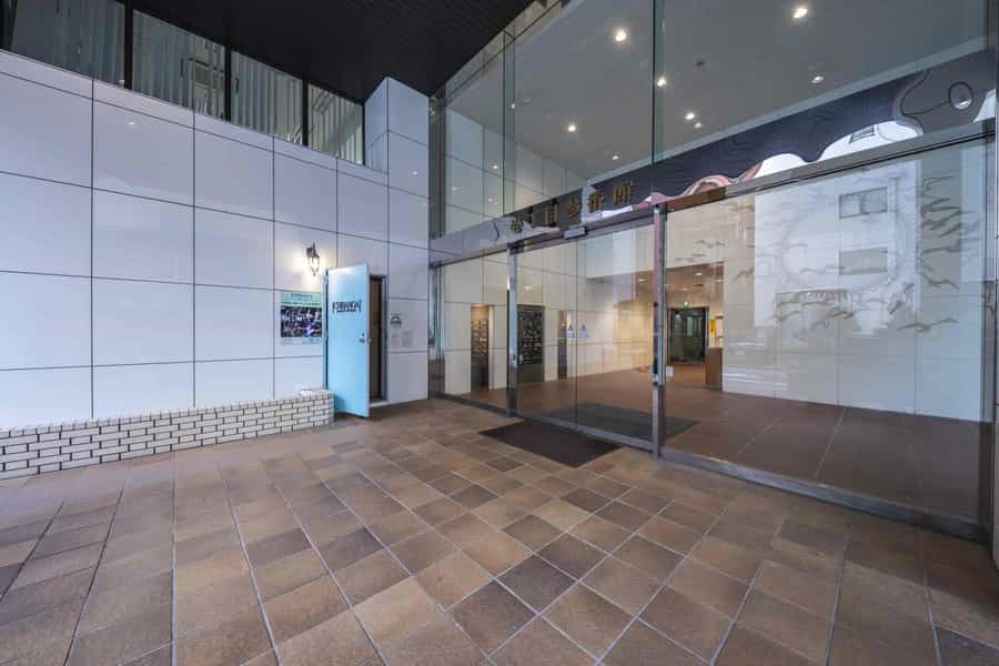 【建物正面入口_自動ドア】 - TIME SHARING 新宿御苑前 壱丁目参番館8Aの写真