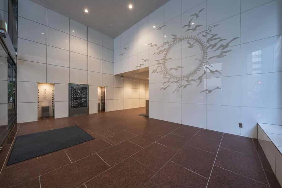 【広くて綺麗な1階ロビー】 - TIME SHARING 新宿御苑前 壱丁目参番館8Aの写真