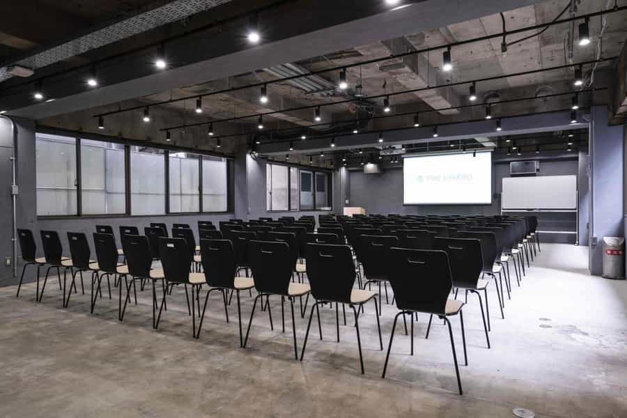 【表彰式や説明会などビジネスイベントにもオススメです。※写真はシアター形式時。レイアウト変更・原状復帰はお客様自身で行っていただきます】 - TIME SHARING 渋谷神南3Aの写真