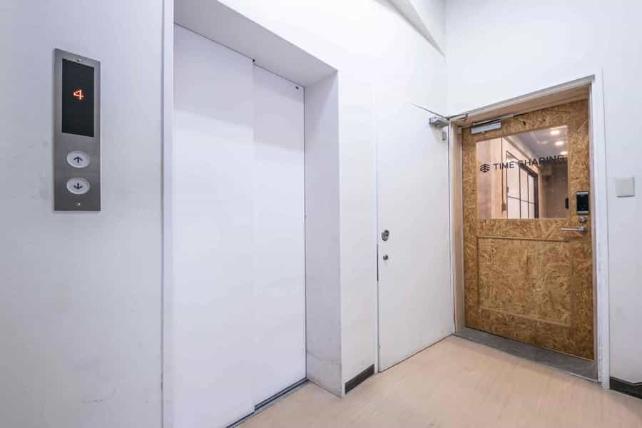 【3階へ上がるとオシャレな共通扉があります。このドアからご入室ください】 - TIME SHARING 渋谷神南3Cの写真