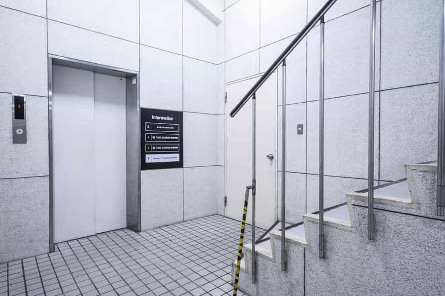 【入口から入ると奥にエレベーター・階段がございます。2階へお上がりください】 - TIME SHARING 渋谷神南2Aの写真