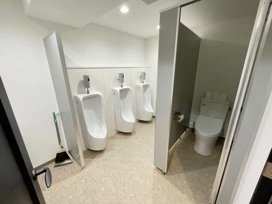 【男性トイレ(小便器×3,個室×1)】 - TIME SHARING 新宿御苑前 壱丁目参番館8Aの写真