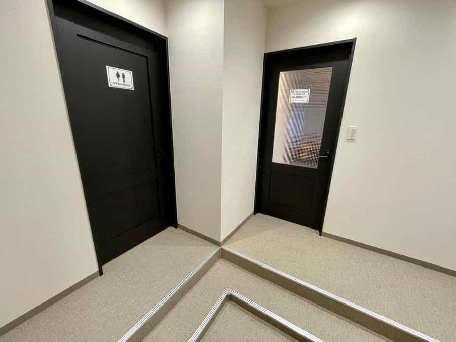 【内扉の左側には男女別トイレがございます】 - TIME SHARING 新宿御苑前 壱丁目参番館8Aの写真