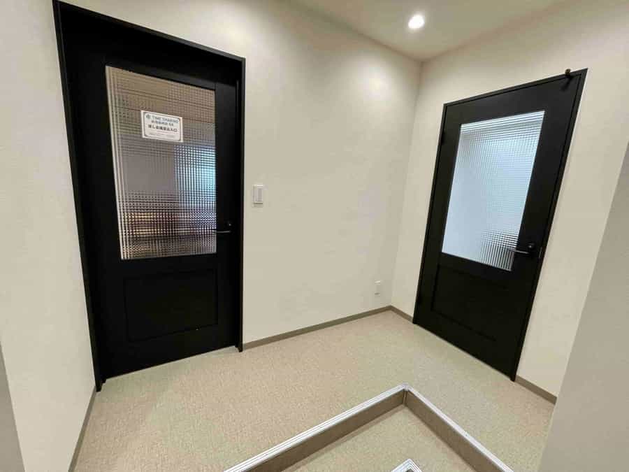【外扉から入るとすぐ目の前に会議室入口がございます。内鍵を使ってご入室ください。右側のドアは控室です】 - TIME SHARING 新宿御苑前 壱丁目参番館8Aの写真
