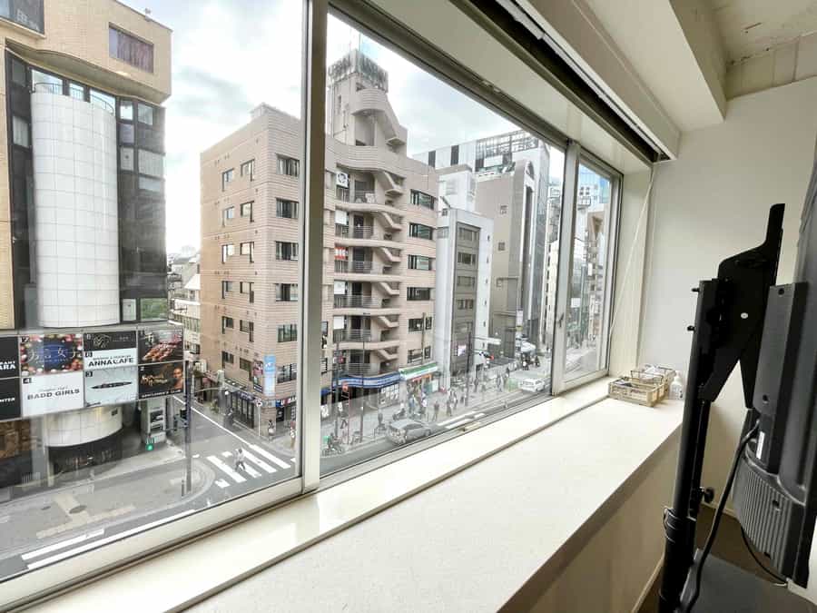 【窓の外には六本木駅前の街並みが広がります】 - TIME SHARING 六本木 第6DMJビル 4Cの写真