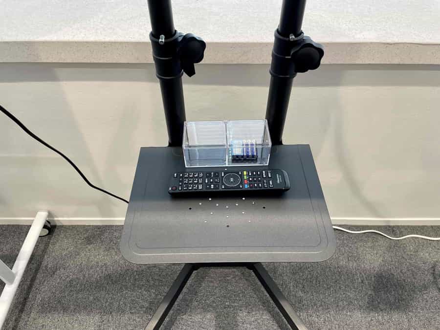 【モニターの電源を入れるリモコンはモニター台に設置しています】 - TIME SHARING 六本木 第6DMJビル 4Cの写真