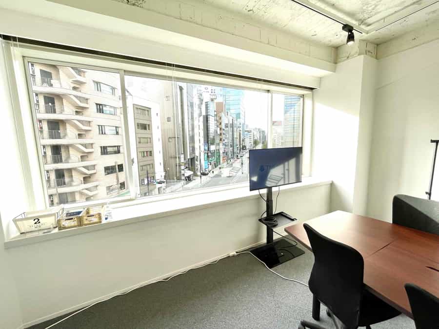 【窓の外には六本木駅前の街並みが広がります】 - TIME SHARING 六本木 第6DMJビル 4Dの写真