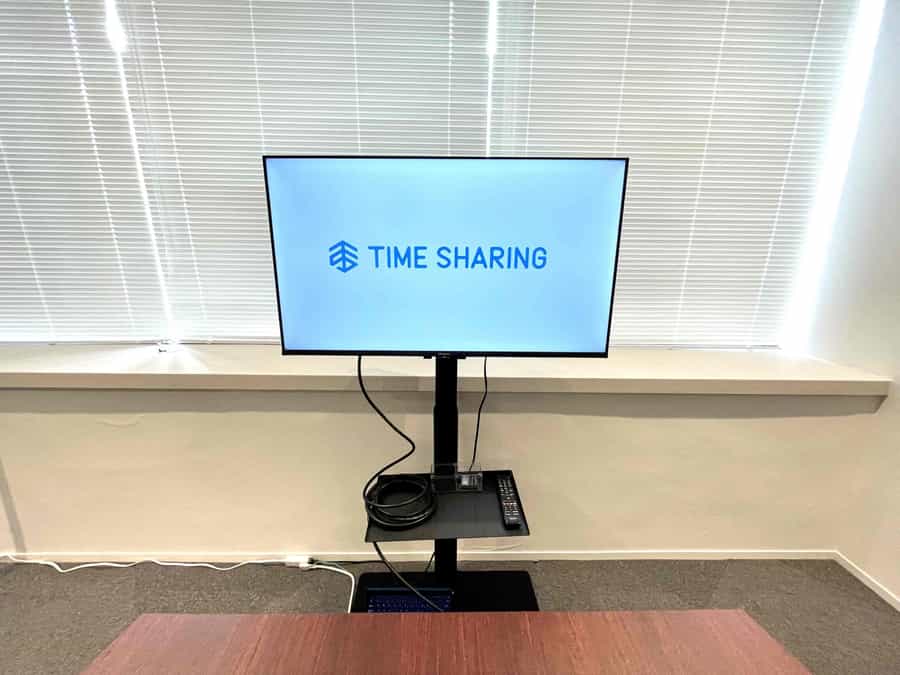 【モニターへは接続済みのHDMIケーブルとお手持ちのPCを繋げるだけで簡単に映像が流せます】 - TIME SHARING 六本木 第6DMJビル 4Dの写真