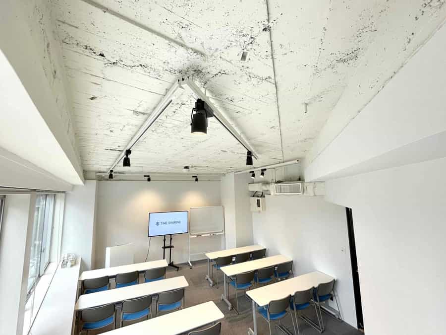 【真っ白な壁×剥き出しの天井×レールライトがおしゃれな空間】 - TIME SHARING 六本木 第6DMJビル 4Eの写真