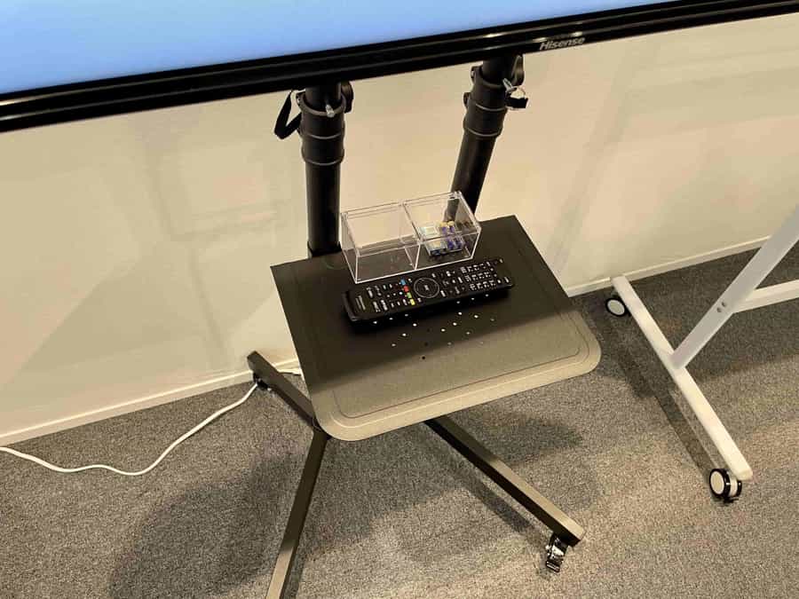 【モニターの電源を入れるリモコンはモニター台に設置しています】 - TIME SHARING 六本木 第6DMJビル 4Eの写真
