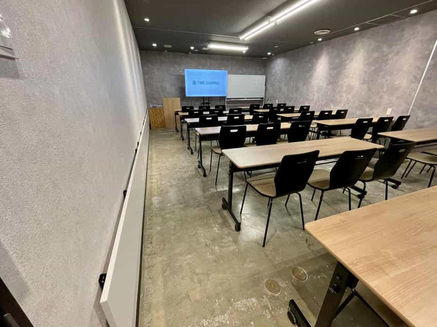 【会議室内は机と壁の間に余裕を持たせているので、室内移動がしやすいです】 - TIME SHARING 渋谷神南2Aの写真