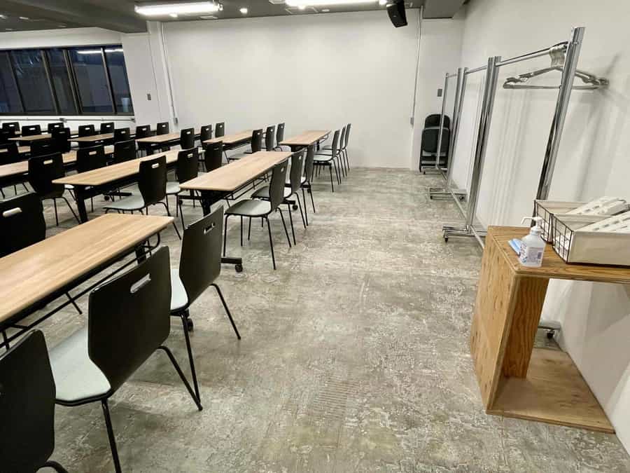 【会議室内は机と壁の間に余裕を持たせているので、室内移動がしやすいです】 - TIME SHARING 渋谷神南2Bの写真