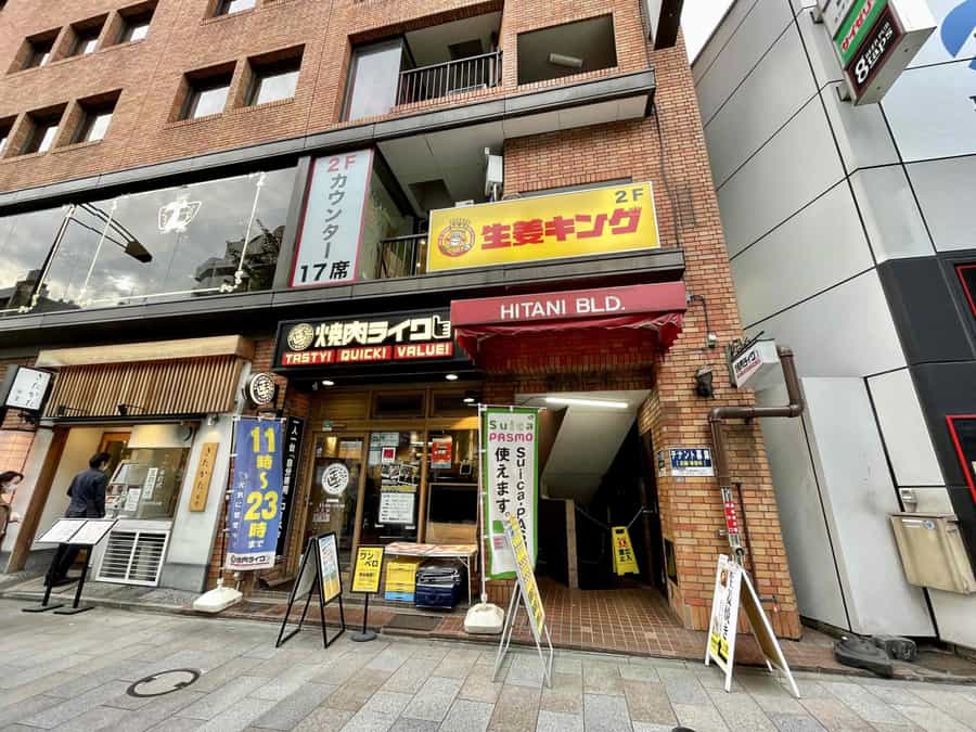 【建物外観／右側の「HITANI BLD.」と書かれた赤いテントの先にエレベーターがございます】」 - TIME SHARING 神保町 樋谷ビル5Aの写真