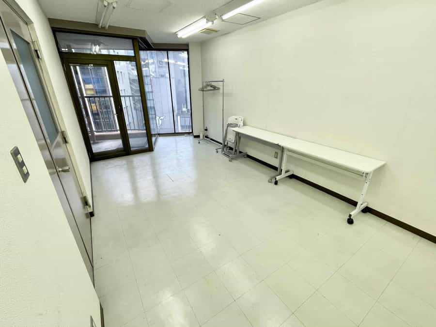【入口付近は広く空いているため、受付スペースとして活用出来ます】 - TIME SHARING 神保町 樋谷ビル5Aの写真