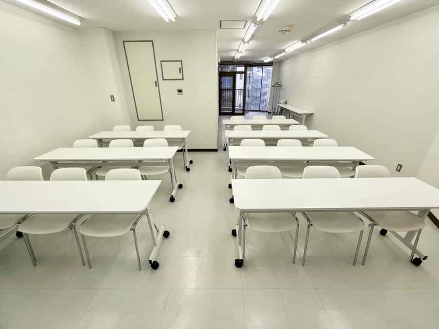 【白で統一されたシンプルな会議室です】 - TIME SHARING 神保町 樋谷ビル5Aの写真