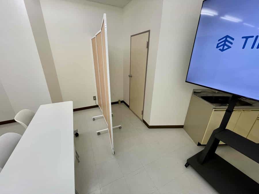 【パーテーションはトイレ出入口の目隠しになっています】 - TIME SHARING 神保町 樋谷ビル5Aの写真