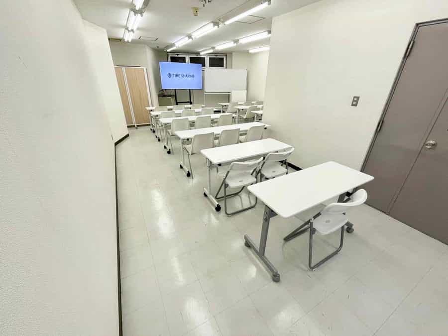 【予備椅子と机を並べた様子／最大24名着席可能 ※原状復帰はお客様自身でお願いします】 - TIME SHARING 神保町 樋谷ビル5Aの写真