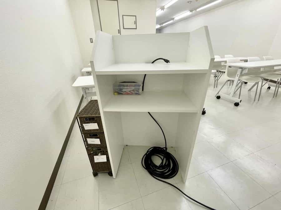【司会台の横にある備品ラックの中に、延長コードなどの細かい備品が入っています】 - TIME SHARING 神保町 樋谷ビル5Aの写真