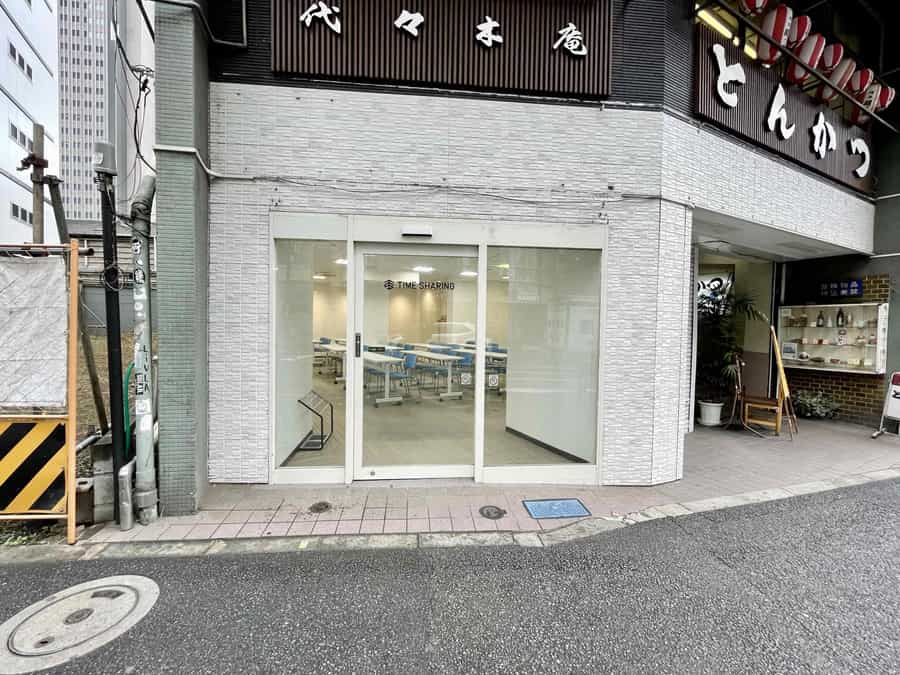 【スペース入口・自動ドア】 - TIME SHARING 代々木駅西口前の写真
