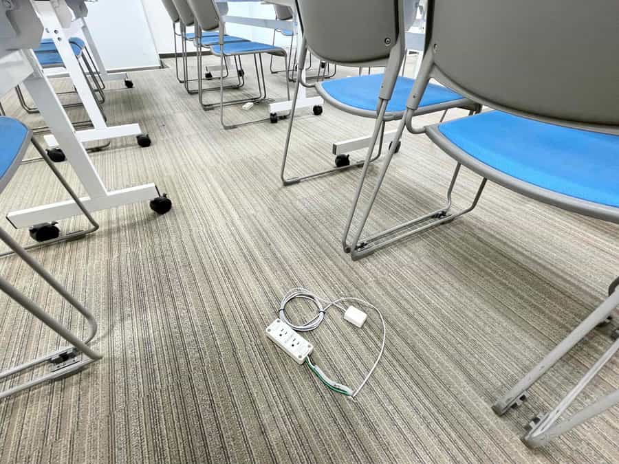 【壁だけでなく床からも電源タップが伸びており、多数の電源コンセントをお使いいただけます。詳細は図面をご覧ください】 - TIME SHARING 代々木駅西口前の写真