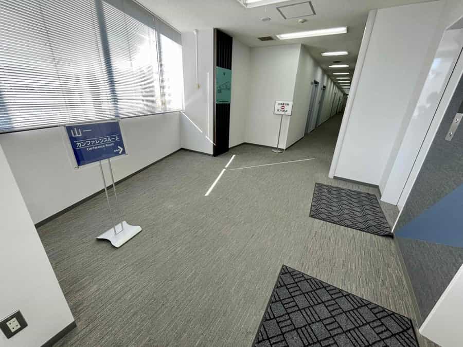 【エレベーターで4階まで上がると、目の前に「カンファレンスルーム」と書かれた案内板がございます。右にある廊下を突き当りまでお進みください】 - 山一仙台中央ビル4階 カンファレンスルームの写真