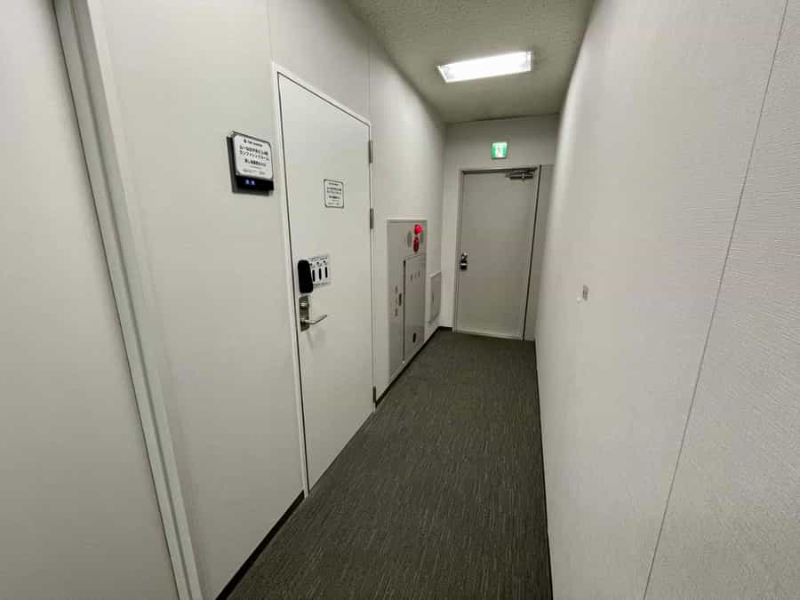【廊下を突き当りまで進むと、左側に「カンファレンスルーム」と書かれた扉があります。そこが会議室のドアです】 - 山一仙台中央ビル4階 カンファレンスルームの写真