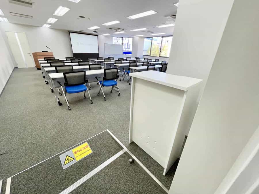 【会議室出入口には便利な受付台があります】 - 山一仙台中央ビル4階 カンファレンスルームの写真