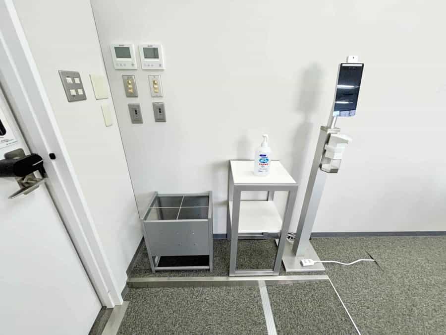 【会議室出入口には検温スタンドと除菌スプレーがあり、感染症対策を行っていただけます】 - 山一仙台中央ビル4階 カンファレンスルームの写真