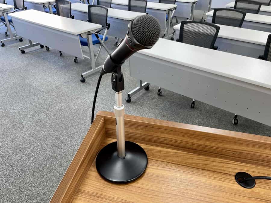 【司会台には有線マイクがついているので、後ろまでしっかり声が届きます】 - 山一仙台中央ビル4階 カンファレンスルームの写真