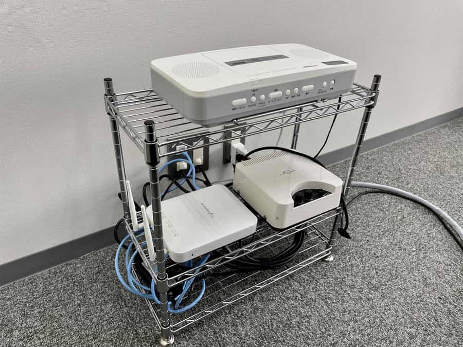 【司会台の後ろには、CDプレーヤー、マイクの音量調節ミキサー、WiFiルーターがございます】 - 山一仙台中央ビル4階 カンファレンスルームの写真