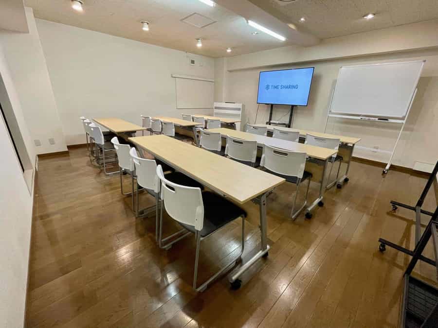【ウッド調の床とナチュラルなテーブルがリラックスした雰囲気】 - TIME SHARING 四谷8Bの写真