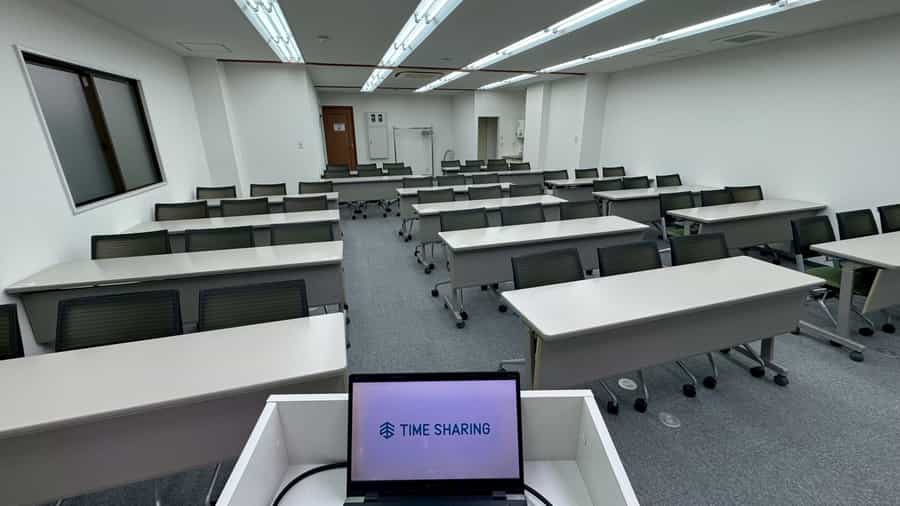 【司会台からは全体が見渡せます!】