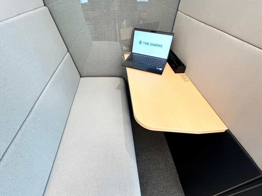 【ブース内の机はPC作業にちょうど良いコンパクトサイズです】 - TIME SHARING 勝どき 晴海トリトンX棟 Work BoothⅠの写真