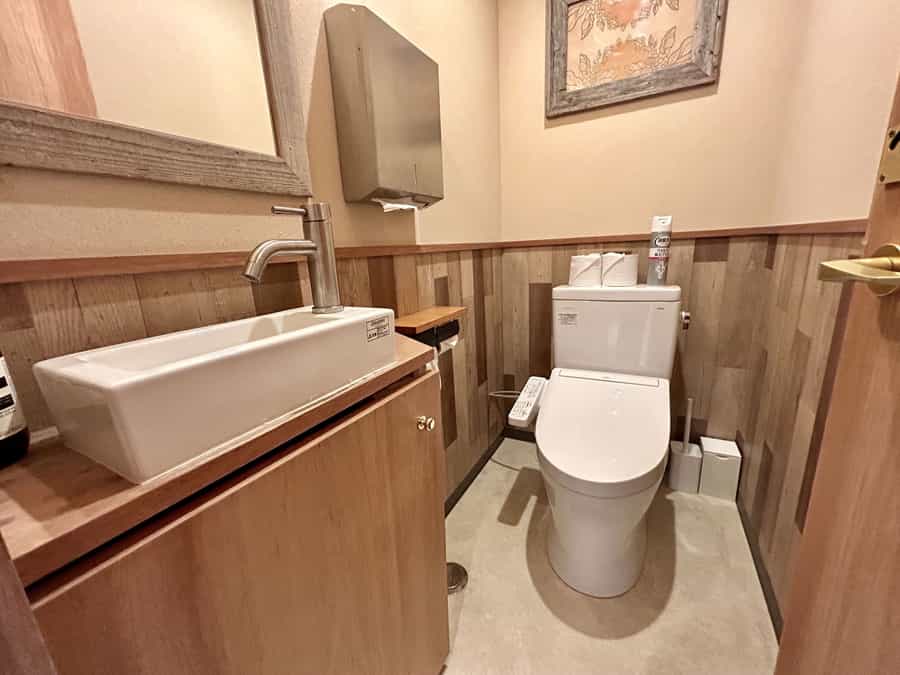 【お手洗いは洋式2つございます】 - 錦糸町 ロジコーヒー、 Meeting Roomの写真