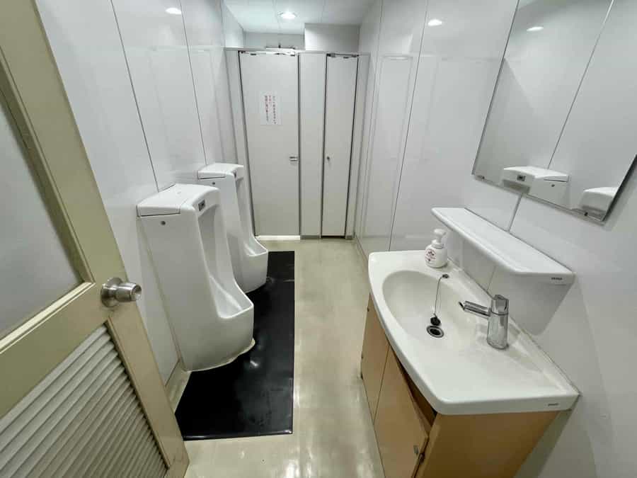 【男子トイレ：個室２、小便器１】 - TIME SHARING 新宿9Aの写真