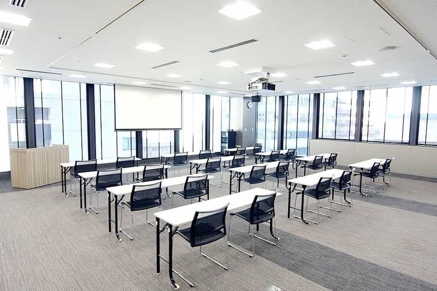 【二方向の窓に面した、明るく開放的な角部屋。60~100名規模のセミナーや会議、会社説明会に最適です。備え付けのプロジェクターやスクリーンを活用したプレゼンテーションも可能。】 - EBiS303 カンファレンススペースAの写真