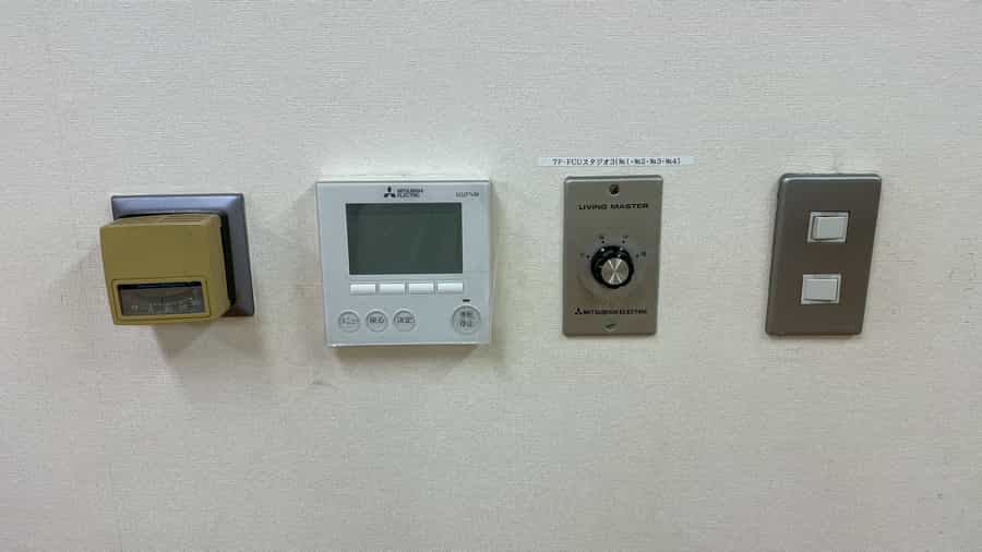 【電気と空調のスイッチも中にございます】